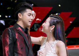 Á hậu Tú Anh tình tứ chăm sóc Noo Phước Thịnh