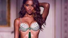 Cận cảnh áo lót gắn kim cương, ngọc lục bảo trị giá 67 tỷ trong show Victoria’s Secret