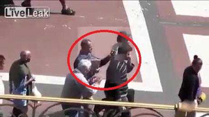 Dàn trận cướp đồ nhanh như chớp, chính nạn nhân cũng không nhận ra