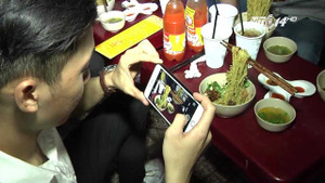 Giới trẻ Sài Gòn đổ xô đi ăn 'mỳ bay' đang 'sốt xình xịch'