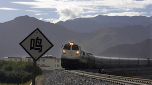 Học sinh thách đố nhau ngồi trên đường ray, tàu hỏa phải dừng khẩn cấp