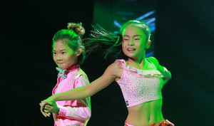 Lộ diện cặp đôi vũ công nhí duy nhất trong liveshow Chế Linh