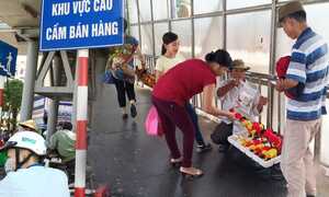 Ảnh: Hàng rong, trà đá, vật liệu biến cầu đi bộ ở Thủ đô thành bãi rác bẩn thỉu