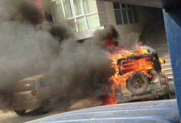 Clip ôtô 5 chỗ cháy ngùn ngụt trước trụ sở công an phường ở Quảng Ninh