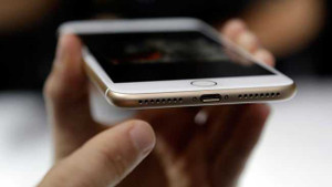 Cô gái 'bắt cá 20 tay', kiếm 20 chiếc iPhone 7 rồi bán đi mua nhà khiến dư luận bàng hoàng