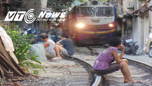 Ảnh: Dân thủ đô thách thức 'tử thần' trên đường ray tàu hỏa