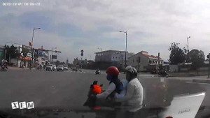 Nữ 'ninja' tạt đầu ôtô cực nguy hiểm khiến tài xế chỉ biết kêu trời