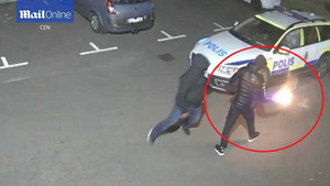 Thanh niên manh động đốt xe cảnh sát, quay clip đăng mạng xã hội có thể lĩnh án 2 năm tù