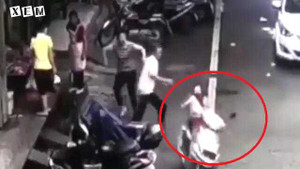 Cha mẹ bất cẩn để con vặn tay ga khiến xe vọt đi cực nguy hiểm