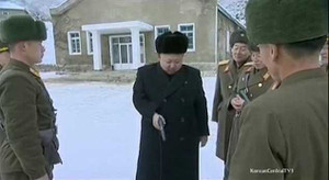 Xem Kim Jong-un bắn súng, lái máy bay, tàu ngầm điêu luyện