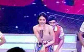 Sau clip nhạy cảm, mỹ nữ đẹp nhất Philippines lộ trọn ngực trong show thiếu nhi