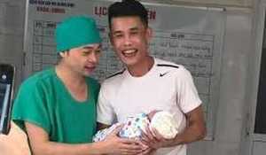 Vợ Hiệp Gà sinh con trai sau tai nạn nghiêm trọng nát đầu xe hơi