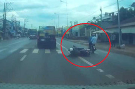 2 thanh niên lao xe từ ngõ ra, đốn ngã người đi đường vẫn thản nhiên bỏ đi