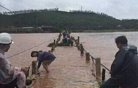 Cầu phao duy nhất vào 'ốc đảo' ở Quảng Bình bị lũ cuốn trôi
