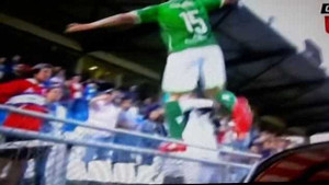 Cầu thủ hung hăng trèo lên khán đài đá thẳng mặt cổ động viên