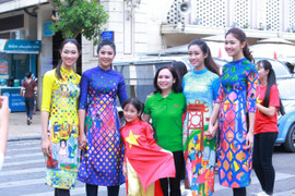 Hoa hậu Mỹ Linh, Á hậu Thanh Tú nhảy flashmob cùng hàng nghìn bạn trẻ