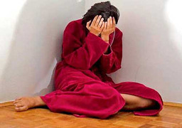 Mê cờ bạc, mẹ tàn nhẫn bán con làm gái mại dâm