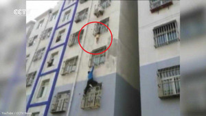 Tay không leo tòa nhà cao tầng, cứu em bé vắt vẻo ngoài cửa sổ