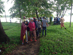 Đang đi trên cầu, nam sinh viên bảo cha dừng xe rồi nhảy sông tự tử