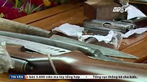 Theo chân công an tập kích xới bạc, thu giữ hàng trăm triệu và loạt vũ khí 'nóng'