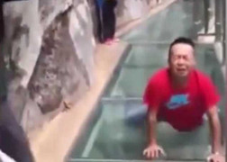 Video: Trai tráng khóc 'hết nước mắt' khi đi qua cầu đáy kính