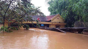 Lũ lụt miền Trung: 5 người chết và mất tích, hàng chục nghìn ngôi nhà bị ngập