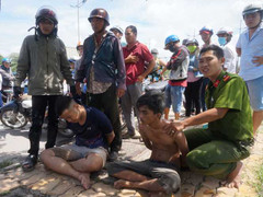 'Hiệp sĩ' rượt đuổi 2 tên cướp trên đường cao tốc