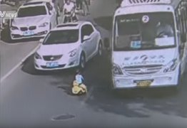 'Quái xế' nhí cưỡi xe đồ chơi đi ngược chiều làm náo loạn đường phố Trung Quốc