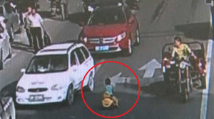 Thót tim clip bé 3 tuổi lái ôtô đồ chơi ra giữa đường nườm nượp xe