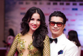 BB Phạm khoe thân hình đồng hồ cát bên chồng