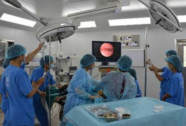 Phẫu thuật ca bệnh bé 6 tuổi bị polyp vùng kín suốt 2 năm