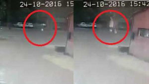 Cô gái cầm ô đi mưa bị sét đánh trúng