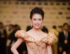 ‘Cô gái vàng’ của Hoa hậu Việt Nam lộng lẫy trên thảm đỏ LHP Quốc tế Hà Nội