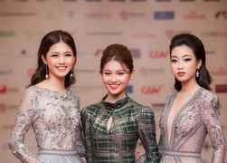 Hoa hậu Mỹ Linh, Á hậu Thanh Tú mặc đồ đôi lộng lẫy trên thảm đỏ