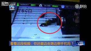 'Dán mắt' vào điện thoại, quý cô ngã cầu thang, lộn nhiều vòng