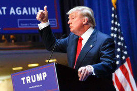 Ông Trump bất ngờ vượt lên dẫn trước bà Clinton