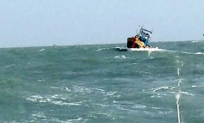 Tàu kéo chết máy, 3 thuyền viên lênh đênh trên biển suốt 3 ngày