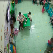Uống sữa chậm, trẻ mầm non bị cô giáo đổ sữa dồn dập vào miệng