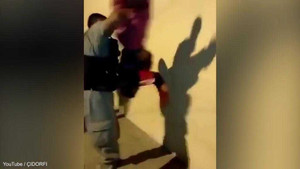 Cảnh sát Brazil dốc ngược người nghi phạm để khám xét