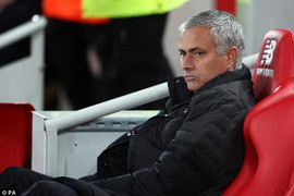 Làm đủ trò mỉa mai trọng tài, Mourinho chỉ nhận án phạt nhẹ