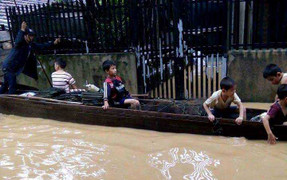 Tìm thấy thi thể thanh niên bị lũ cuốn trôi trước cửa nhà