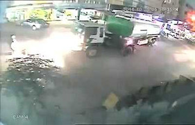 Xe bồn chở xăng phát nổ như bom, rung chuyển cả khu phố