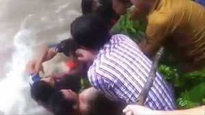 7 thanh niên lao mình xuống dòng lũ cứu sống 2 em nhỏ