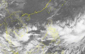 Áp thấp nhiệt đới gần bờ gây mưa to ở Nam Bộ