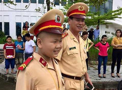 Chủ tịch Đà Nẵng đến viếng cậu bé ung thư ước mơ làm CSGT