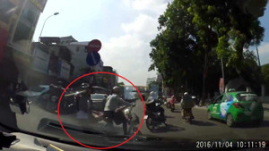 Cô gái nhảy lên xe bạn giữa đường, suýt bị ôtô tông