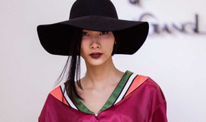 Hoàng Thùy cá tính với môi trầm, khoe chân dài khi đi thử đồ