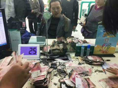 Hớt hải vác 2 túi tiền bị đốt cháy sém đến ngân hàng cầu cứu