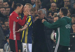 Ibrahimovic hùng hổ bóp cổ đối phương