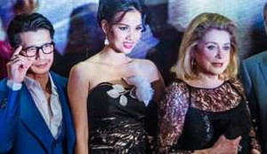 Vợ chồng Dustin Nguyễn hội ngộ ngôi sao phim 'Đông Dương'